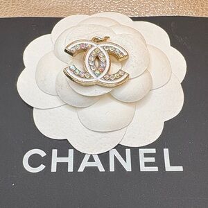 Authentic 🌸☘️Chanel White big CC Gold Zipper Pull